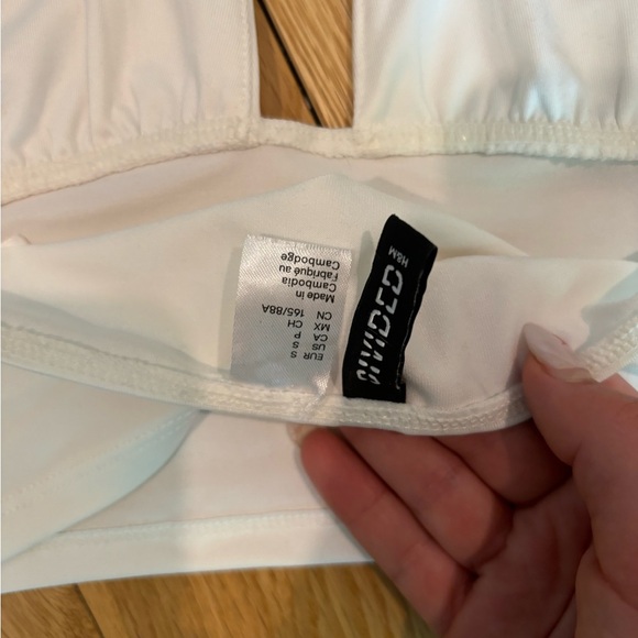 Flattering white halter cropped top - Picture 4 of 4